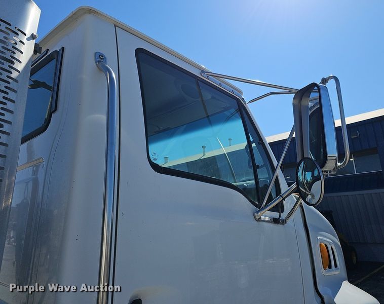 image for item DQ8608 2007 Sterling A9500 semi truck
