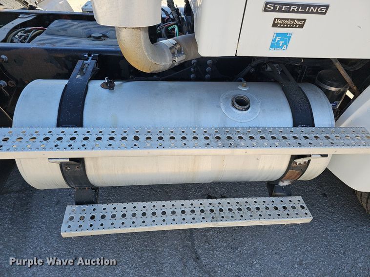 image for item DQ8608 2007 Sterling A9500 semi truck