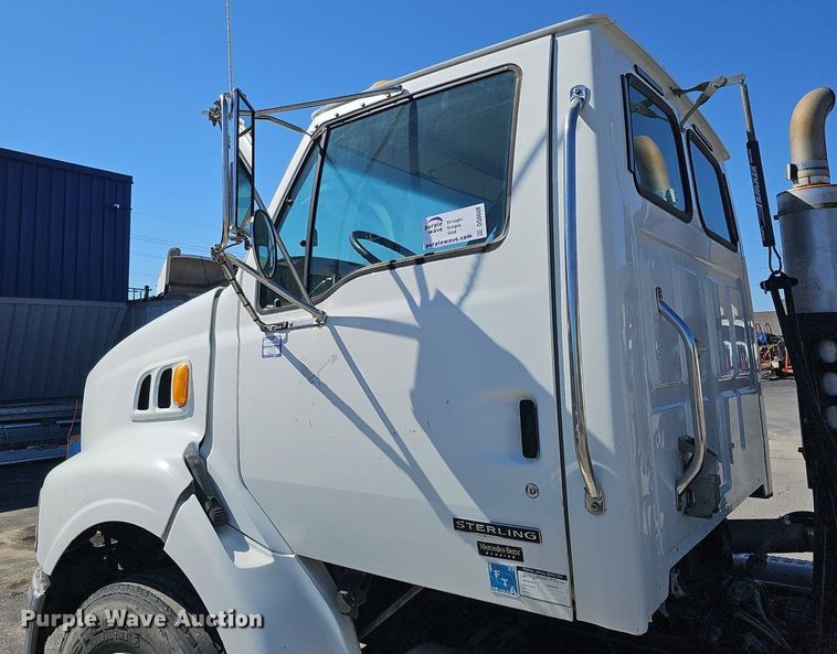 image for item DQ8608 2007 Sterling A9500 semi truck