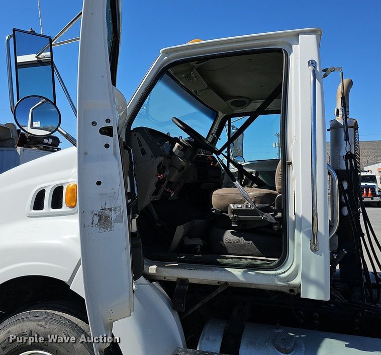 image for item DQ8608 2007 Sterling A9500 semi truck