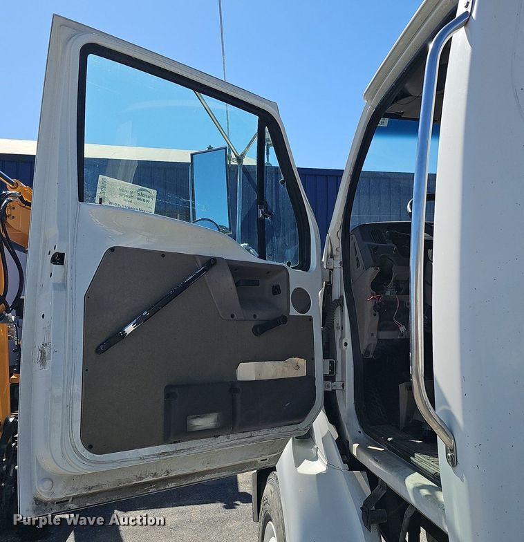 image for item DQ8608 2007 Sterling A9500 semi truck