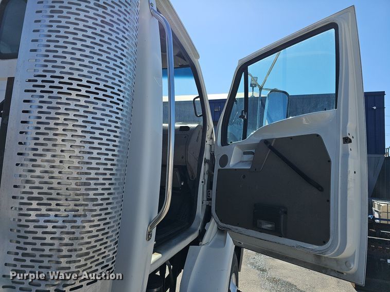 image for item DQ8608 2007 Sterling A9500 semi truck