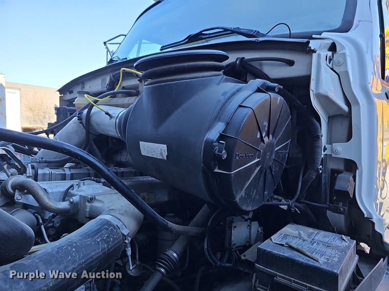 image for item DQ8608 2007 Sterling A9500 semi truck