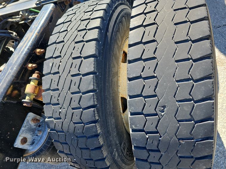 image for item DQ8608 2007 Sterling A9500 semi truck