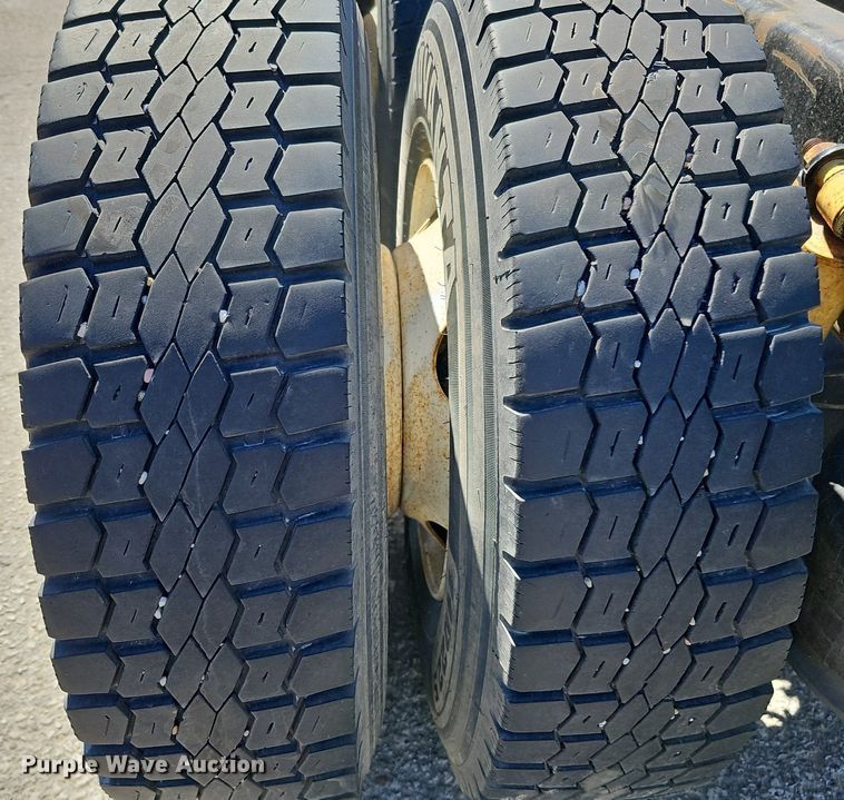 image for item DQ8608 2007 Sterling A9500 semi truck