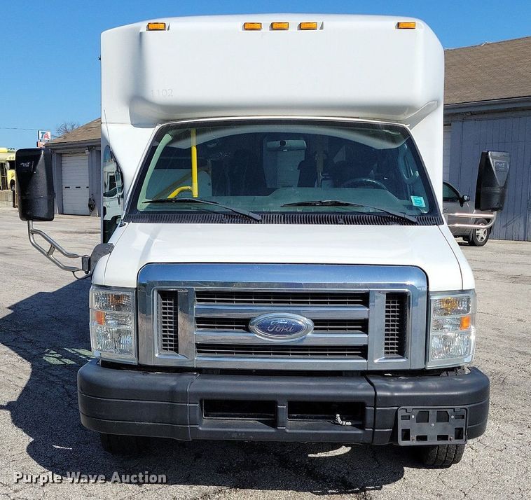 image for item DR8033 2010 Eldorado Aerotech Ford 240 shuttle bus