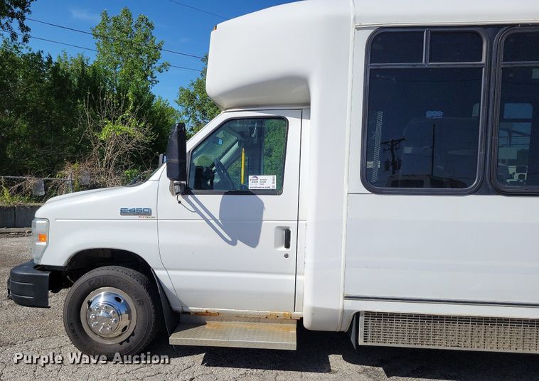 image for item DR8033 2010 Eldorado Aerotech Ford 240 shuttle bus