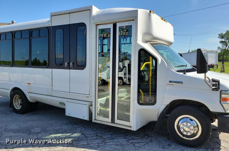 image for item DR8033 2010 Eldorado Aerotech Ford 240 shuttle bus