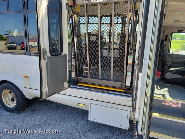 image for item DR8033 2010 Eldorado Aerotech Ford 240 shuttle bus