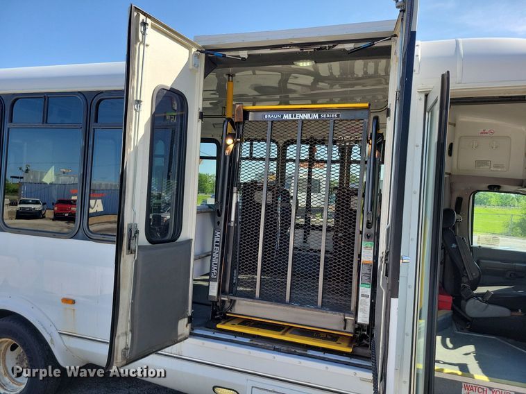 image for item DR8033 2010 Eldorado Aerotech Ford 240 shuttle bus