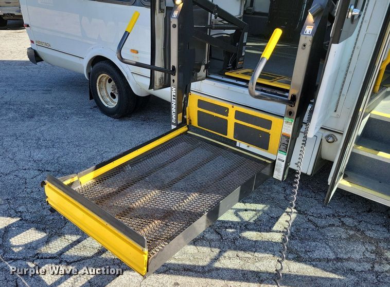 image for item DR8033 2010 Eldorado Aerotech Ford 240 shuttle bus