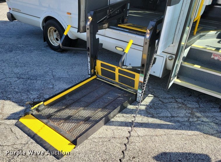 image for item DR8033 2010 Eldorado Aerotech Ford 240 shuttle bus