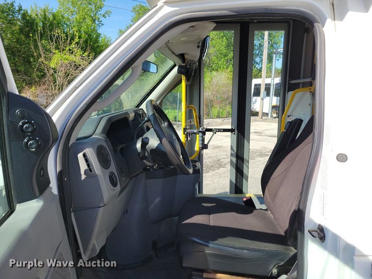 image for item DR8033 2010 Eldorado Aerotech Ford 240 shuttle bus