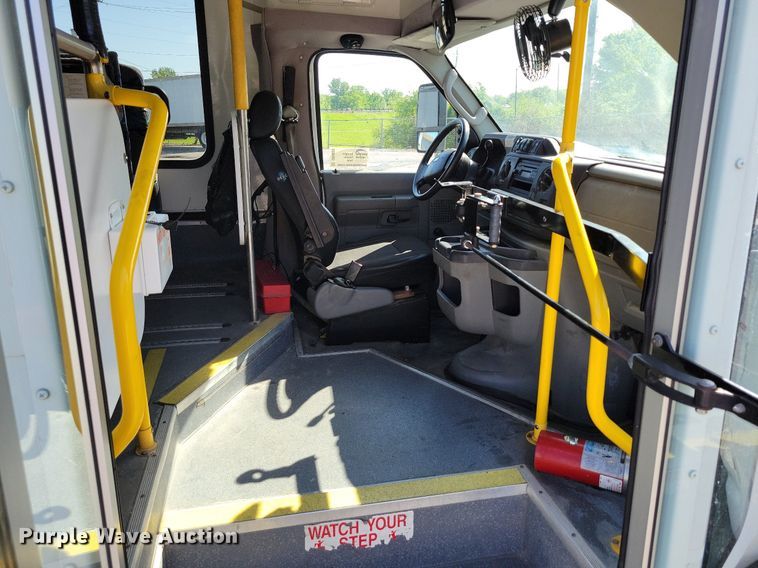 image for item DR8033 2010 Eldorado Aerotech Ford 240 shuttle bus