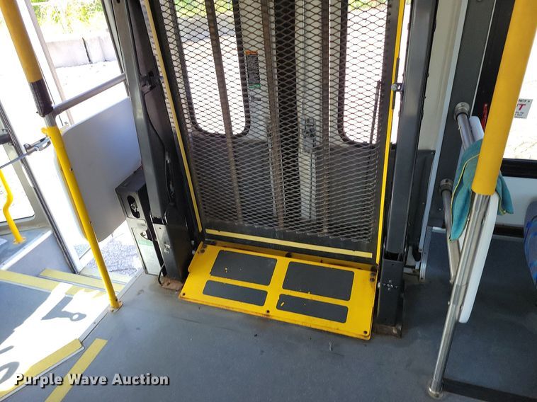 image for item DR8033 2010 Eldorado Aerotech Ford 240 shuttle bus