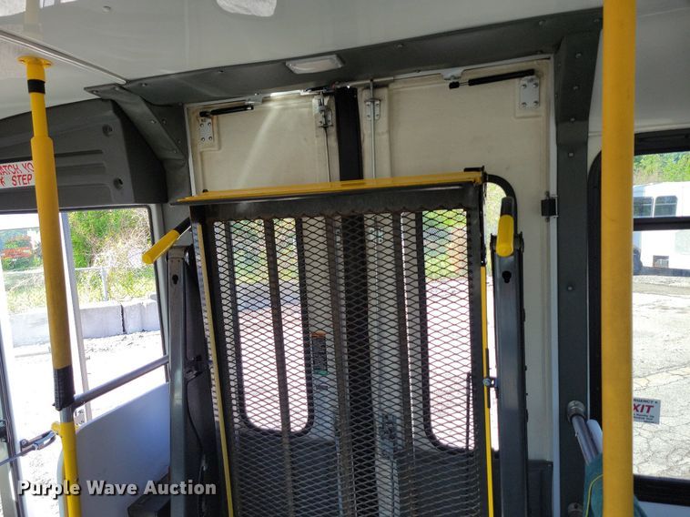 image for item DR8033 2010 Eldorado Aerotech Ford 240 shuttle bus