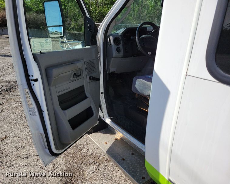 image for item DR8034 2011 Eldorado Aerotech Ford 240 shuttle bus