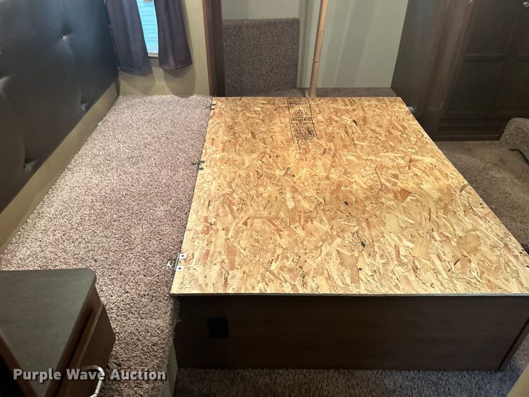 image for item EG1281 2015 Keystone RV Co. Denali camper