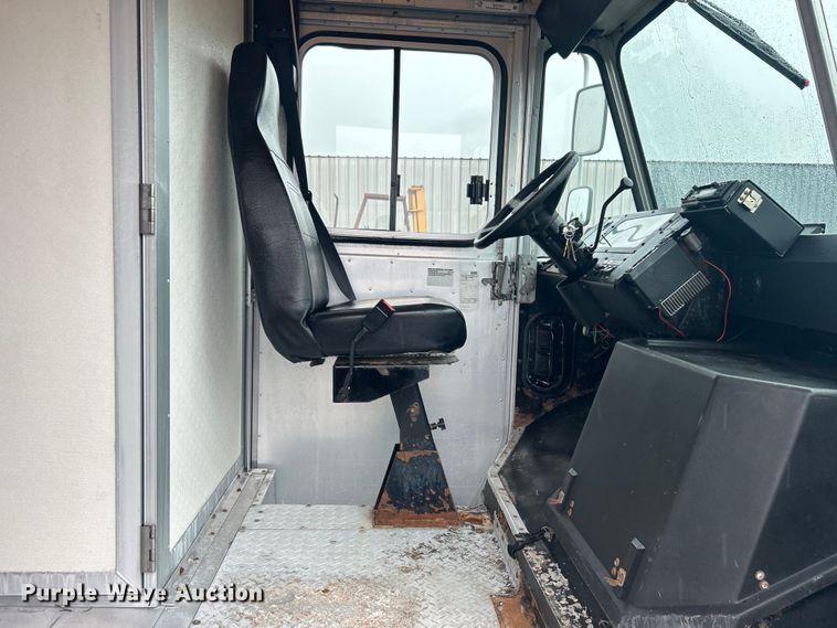 image for item EG1437 2000 Workhorse P30 delivery van