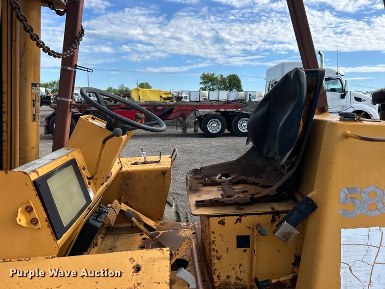 image for item EG1440 1989 Case 585E forklift