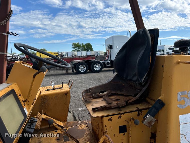 image for item EG1440 1989 Case 585E forklift