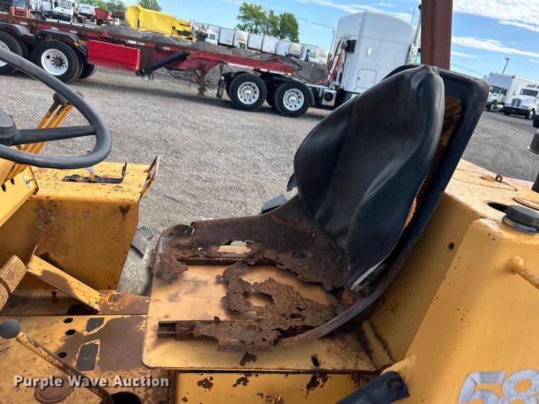 image for item EG1440 1989 Case 585E forklift