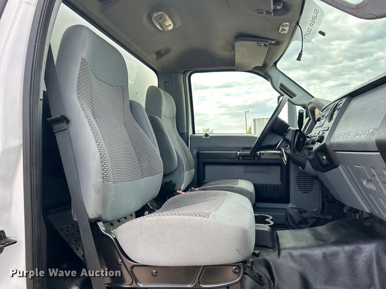 image for item EG1442 2016 Ford F650 Super Duty box truck