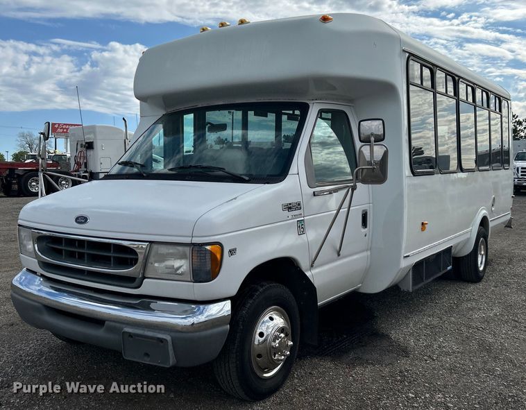 image for item EG1443 2001 Ford E450 shuttle bus