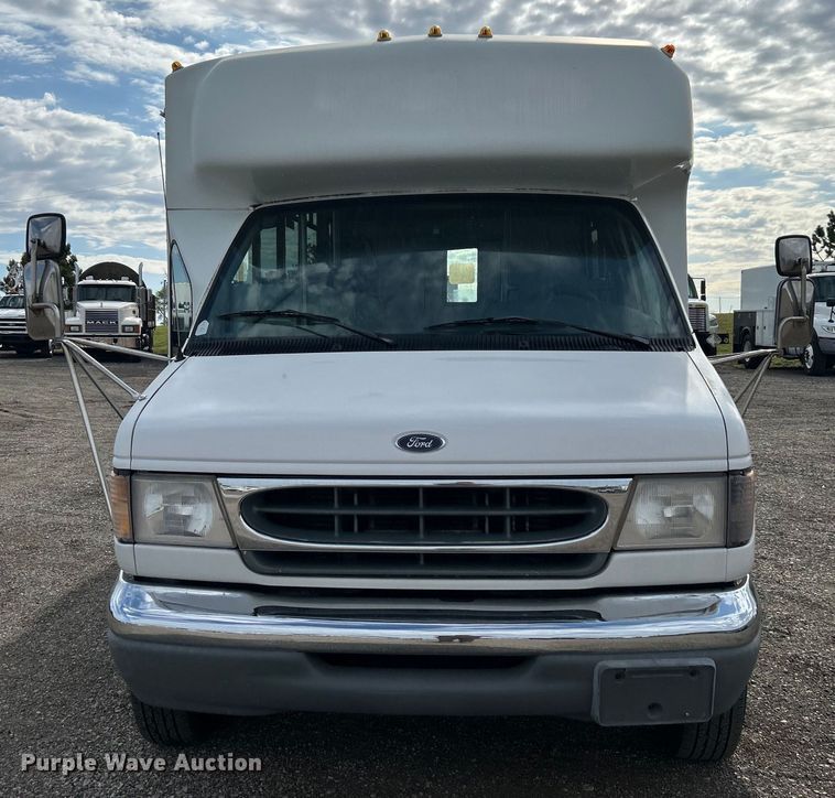 image for item EG1443 2001 Ford E450 shuttle bus