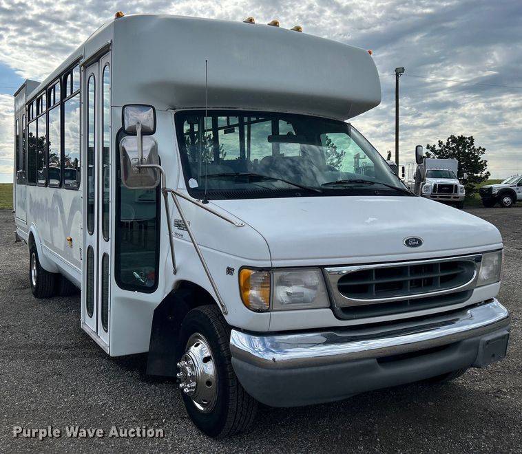 image for item EG1443 2001 Ford E450 shuttle bus