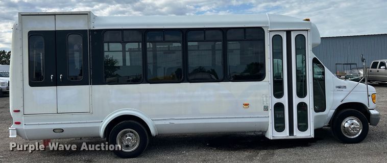 image for item EG1443 2001 Ford E450 shuttle bus