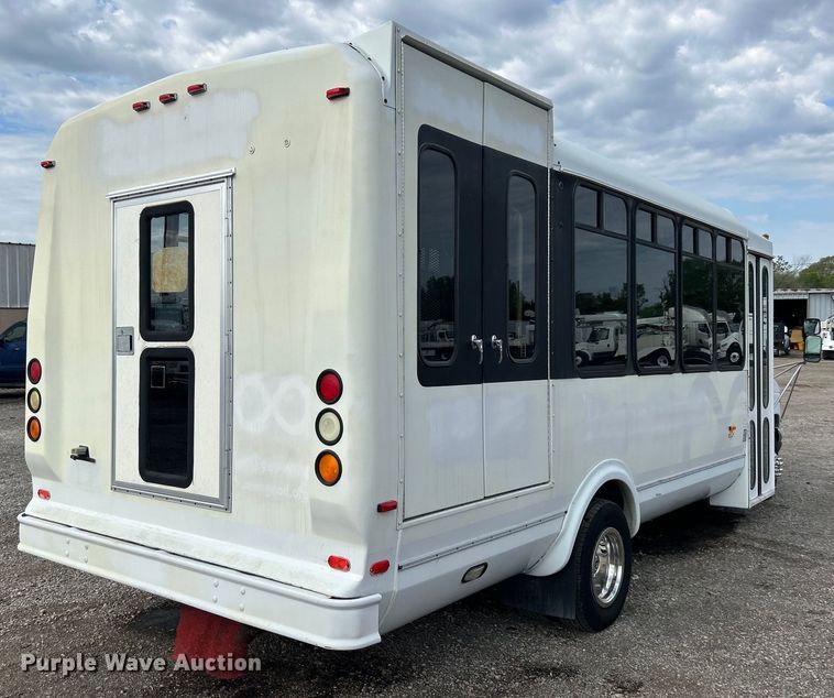 image for item EG1443 2001 Ford E450 shuttle bus