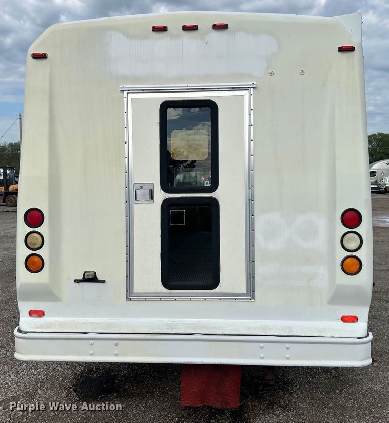 image for item EG1443 2001 Ford E450 shuttle bus