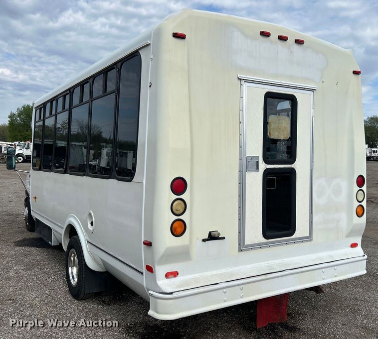 image for item EG1443 2001 Ford E450 shuttle bus
