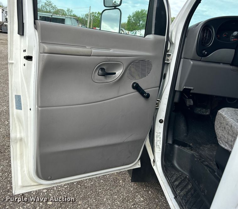 image for item EG1443 2001 Ford E450 shuttle bus