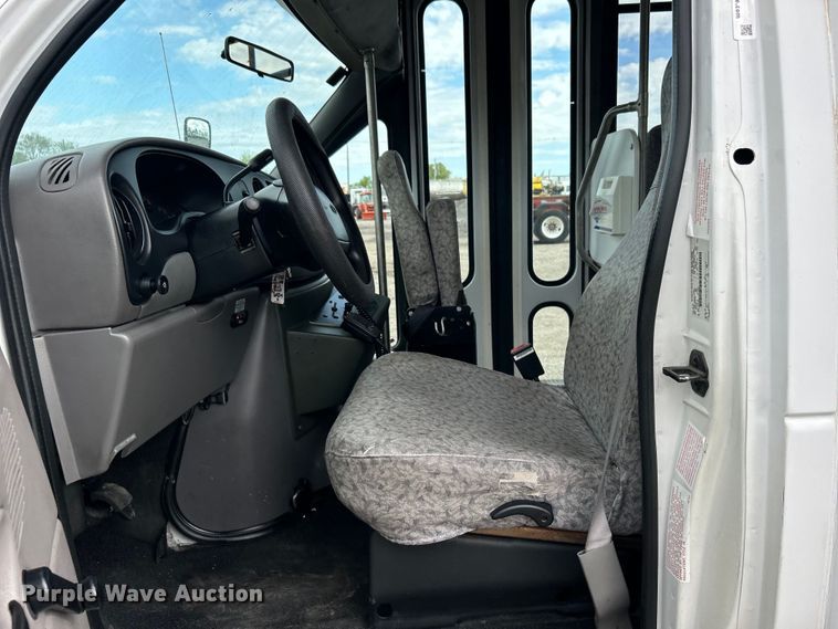 image for item EG1443 2001 Ford E450 shuttle bus