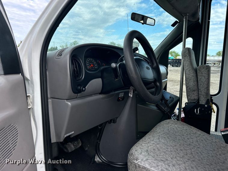 image for item EG1443 2001 Ford E450 shuttle bus