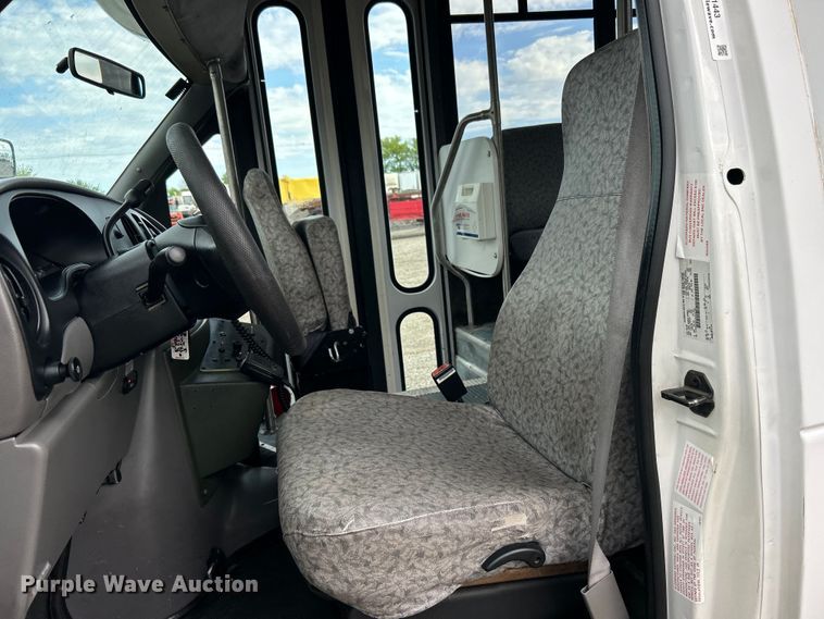 image for item EG1443 2001 Ford E450 shuttle bus