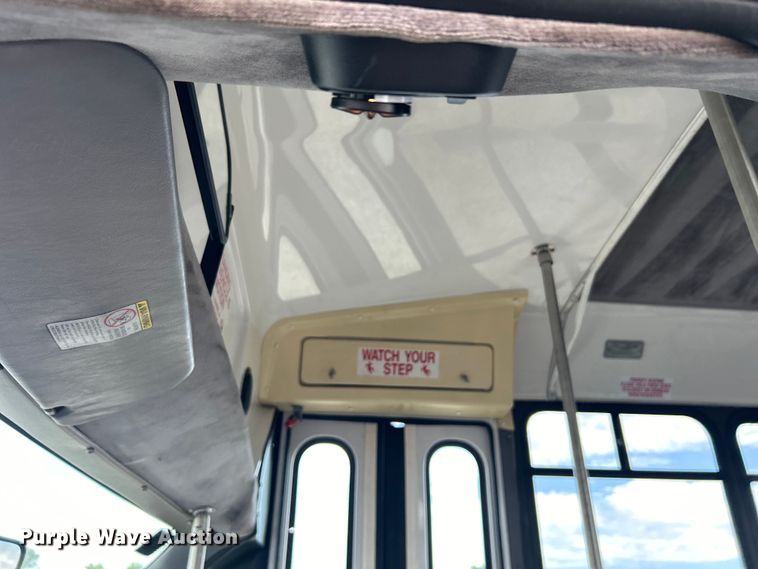 image for item EG1443 2001 Ford E450 shuttle bus