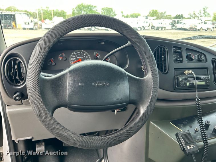 image for item EG1443 2001 Ford E450 shuttle bus