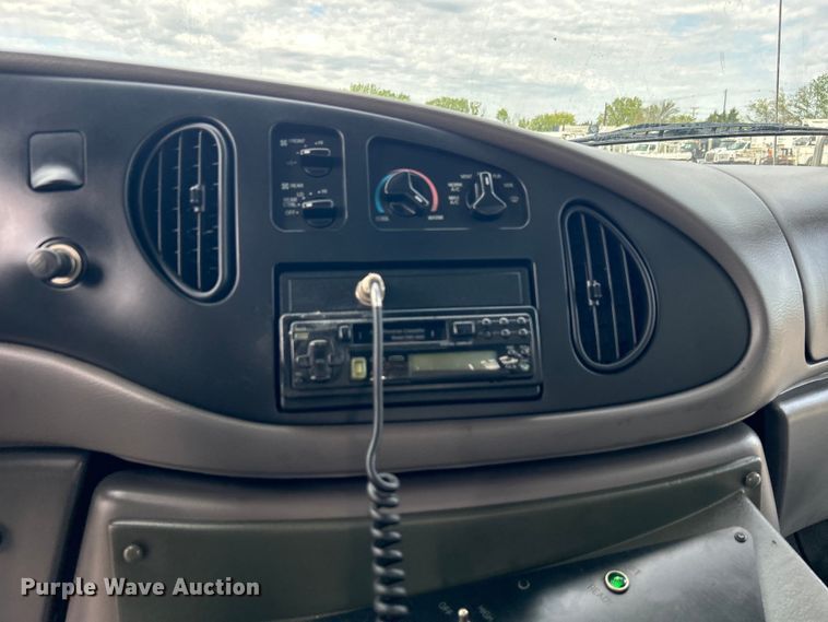 image for item EG1443 2001 Ford E450 shuttle bus