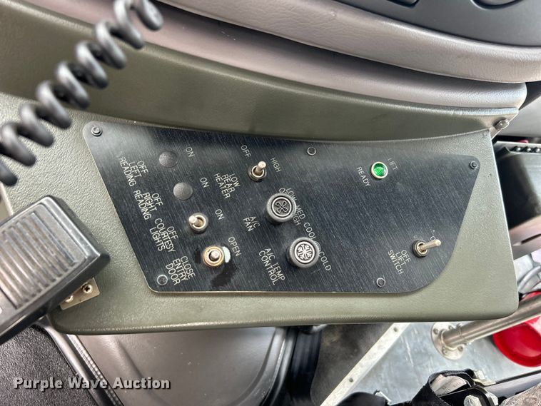 image for item EG1443 2001 Ford E450 shuttle bus