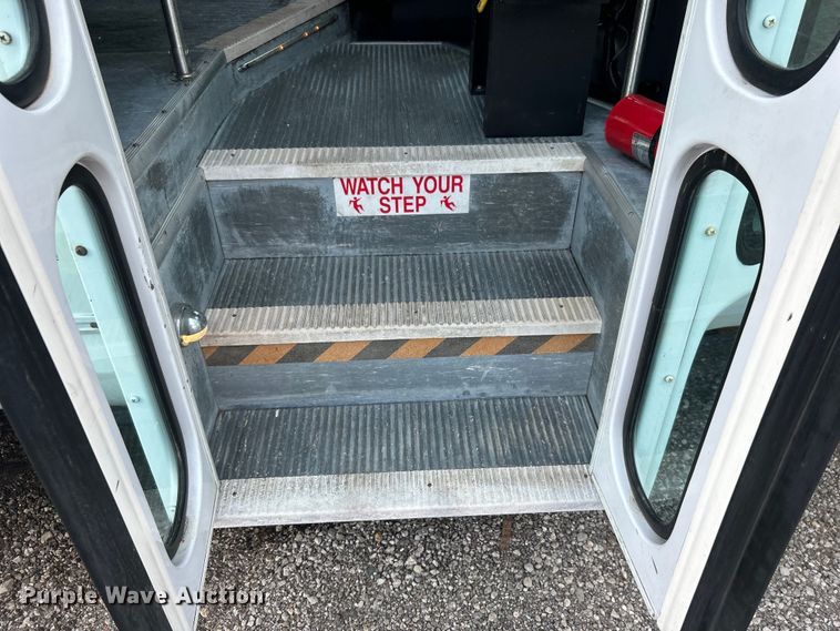 image for item EG1443 2001 Ford E450 shuttle bus