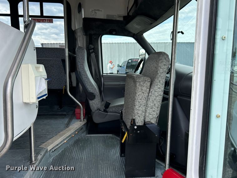 image for item EG1443 2001 Ford E450 shuttle bus
