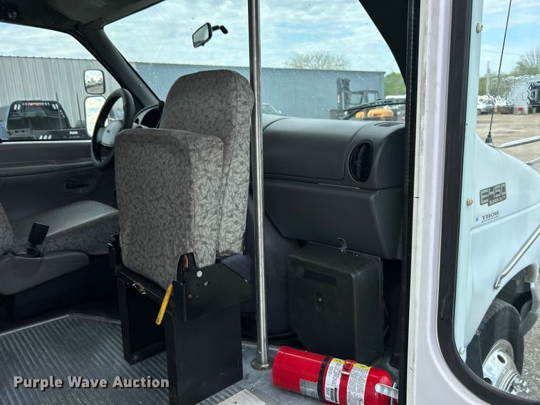 image for item EG1443 2001 Ford E450 shuttle bus