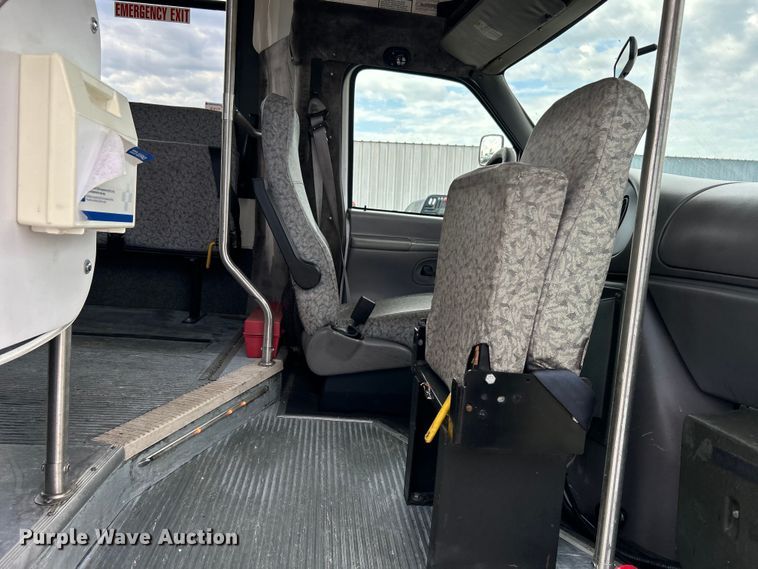 image for item EG1443 2001 Ford E450 shuttle bus