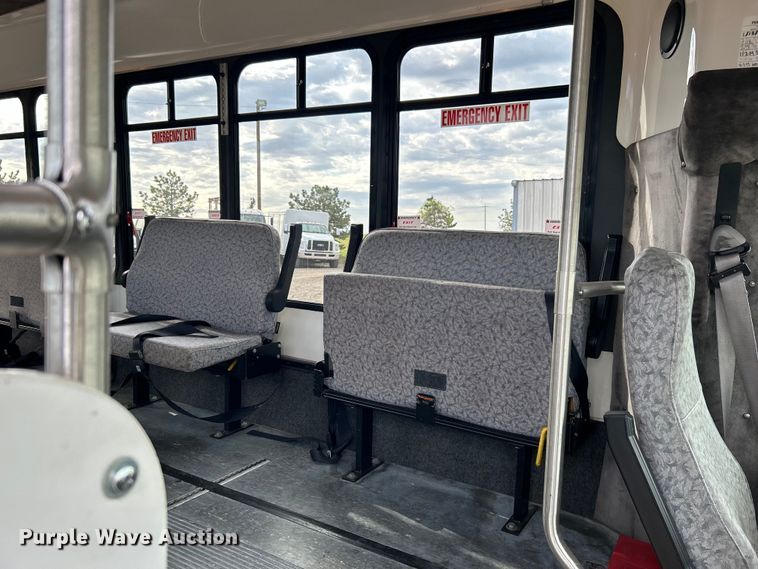 image for item EG1443 2001 Ford E450 shuttle bus