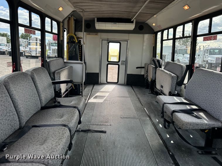 image for item EG1443 2001 Ford E450 shuttle bus