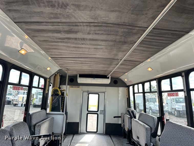 image for item EG1443 2001 Ford E450 shuttle bus