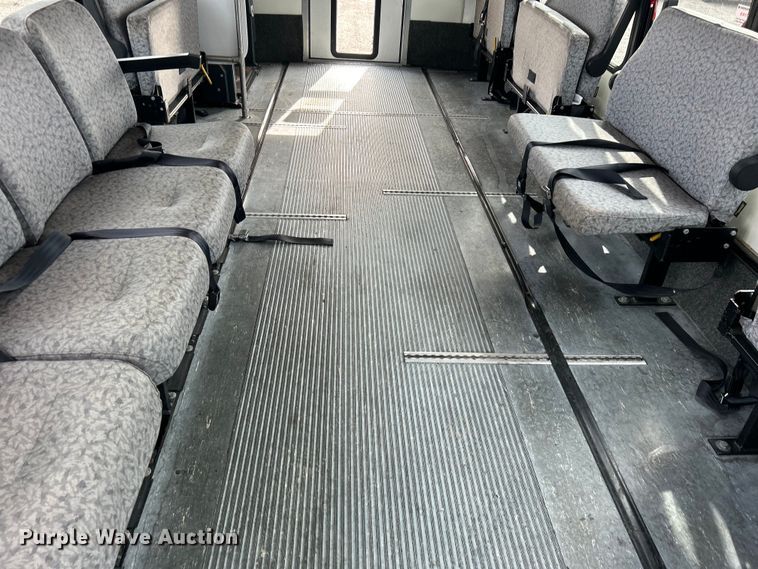 image for item EG1443 2001 Ford E450 shuttle bus